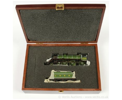 Bachmann OO Gauge Ref 31-705 Limited Edition 4-6-0 Loco and Tender LNER lined apple green B1 Class "Mayflower" No.1306 with c