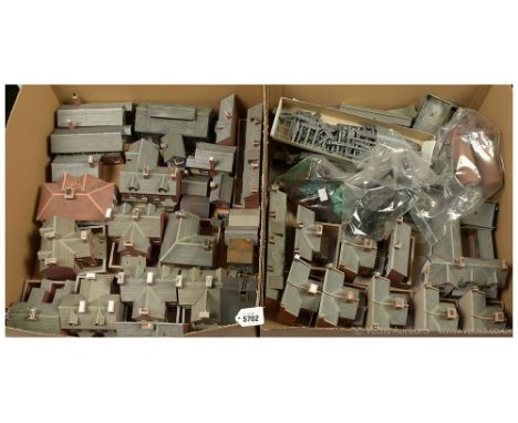 OO Gauge Buildings, Platform Sections and Accessories to include Hornby Railway platform sections comprising 17 x straight se