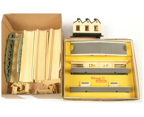 Triang TT Accessories comprising T32 Island Platform Set comprising 2 x platform sections one with canopy and 2 x ramps, one 