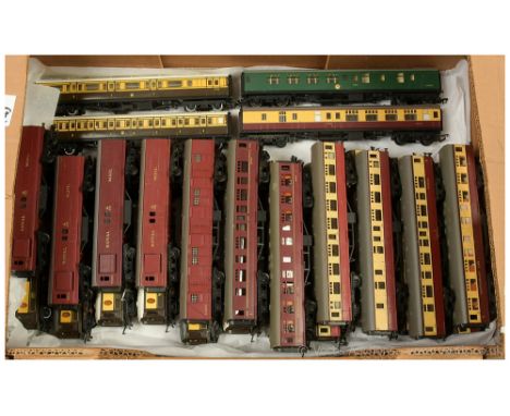 OO Gauge Triang / Hornby Coaches 6 x brown and cream Pullman Cars (5 x 1st and 1 x Brake), 4 x maroon Operating Mail Coach, m