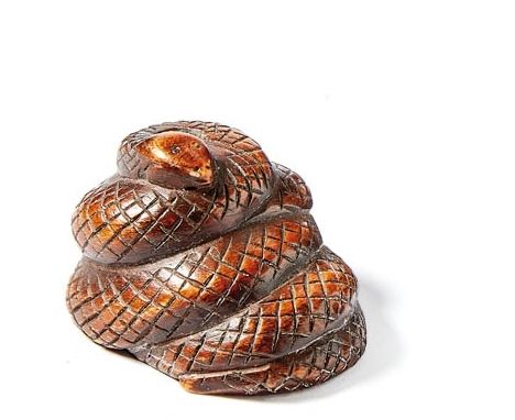 Netsuke mit aufgerollter Schlange Japan, 19. Jh. Unterseitig Kordellöcher (Himotoshi). Buchsbaum, geschnitzt. H. 2 cm.