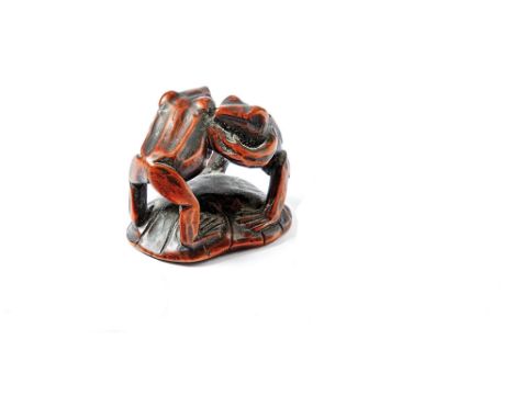 Netsuke aus zwei Fröschen Japan, 18./19. Jh. Auf einem Lotosblatt stehend. Holz, geschnitzt. H. 3,4 cm.