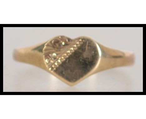 A 9ct gold hallmarked band ring with heart shaped centre being etched. London hallmarks for 1991. Size O / Weight 1.5g