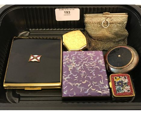 Box of collectable odds which includes Stratton compact, Vintage chainmail purse, Measuring tape & Millefiori pill box 
