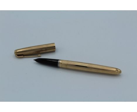 A 9ct gold Parker 51 Presential fountain pen. Hallmarks for London 1961/1962, 14cm