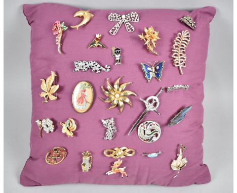 A Collection of Vintage Ladies Costume Jewellery Brooches 