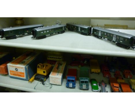 A set of four Marklin 00 gauge tinplate model train carriages        OS5