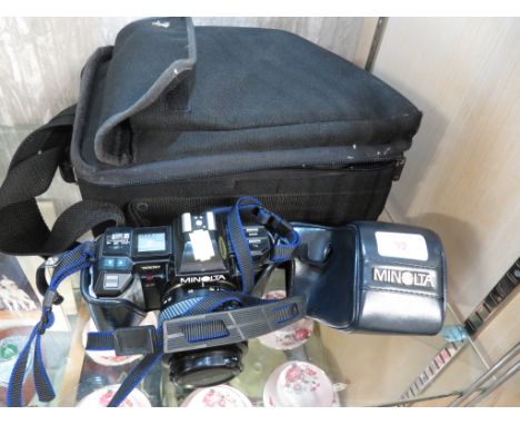 MINOLTA 7000 SLR FILM CAMERA WITH CARRY BAG AND ACCESSORIES.