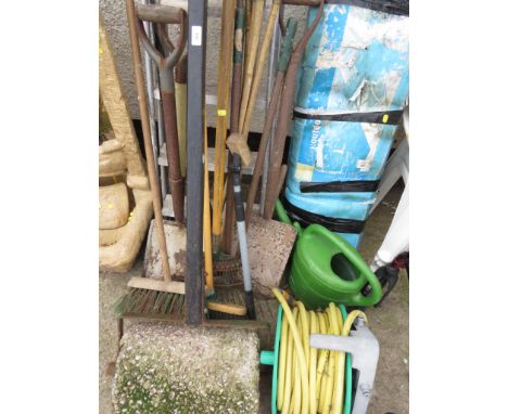 GARDEN HAND TOOLS, ROLLER, HOSE ON REEL, ALUMINIUM STEPLADDER ETC
