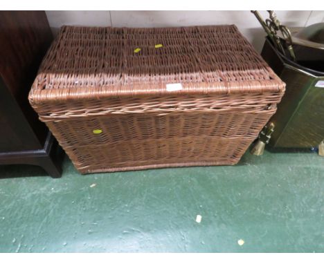 LARGE WICKER OBLONG LIFT TOP HAMPER.