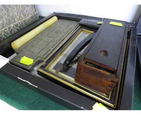 TRAY OF SMALL ITEMS INCLUDING METAL CRIBBAGE BOARD, STRAIGHT RAZOR, DOMINOES AND COMPOSITION SNUFF BOX
