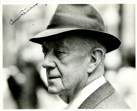 GUINNESS ALEC: (1914-2000) English Actor, Academy Award winner. Signed 10 x 8 photograph by Guinness, the image depicting the