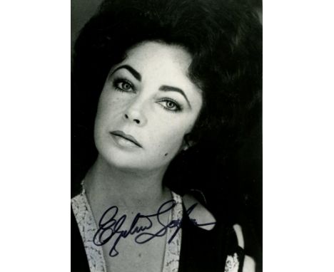 TAYLOR ELIZABETH: (1932-2011) British-American film actress, Academy Award winner. Signed 5 x 7 photograph of Taylor in a clo