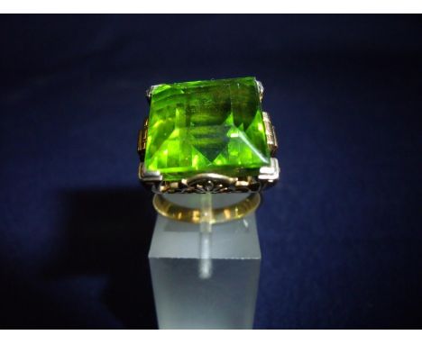 18ct gold large green square facetted stone ring (ring size K & 1/2) 