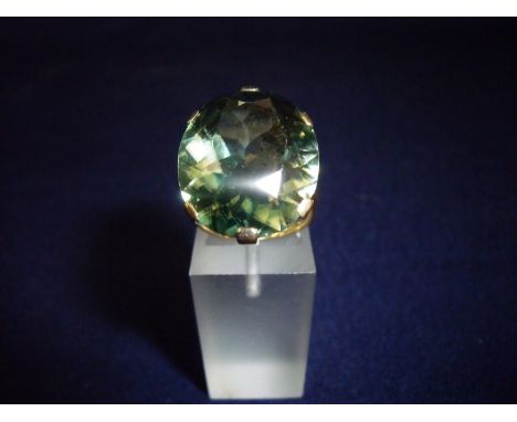 18ct gold large multi facetted green coloured stone dress ring (ring size K)