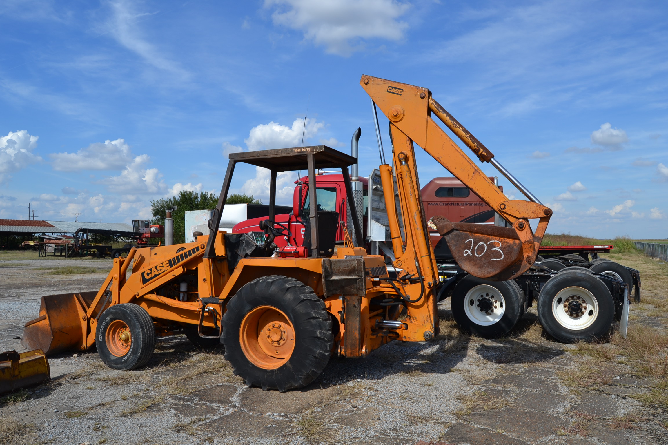 CASE 580C BACKHOE W/FRONT END LOADER W/BUCKET