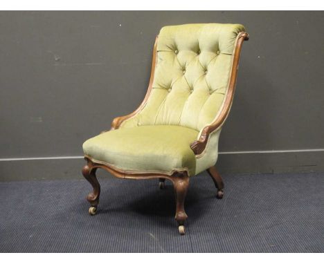 A Victorian walnut button back slipper chair on cabriole front legs, 93 x 58 x 70cm