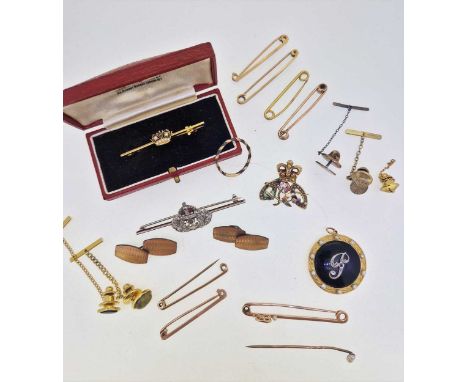 A jewellery box containing a sweetheart brooch, stamped '14CT', weight 2.5g, cased, together with a diamond set initial brooc