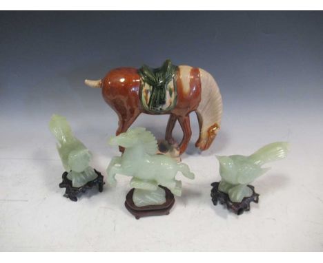 Three jade figures of two magpies and a leaping horse 15.5 cm high; together with a tang style sancai ceramic horse, 20.5cm(4