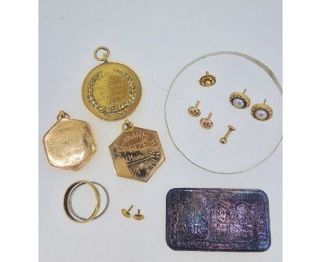 Two hallmarked 18ct gold wedding bands, together with two medallions, tested as 18ct gold, gross weight 13.3g, a pair of hall