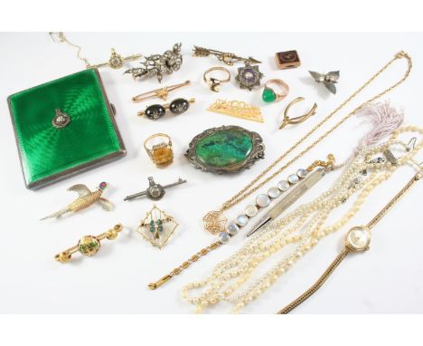 A QUANTITY OF JEWELLERY including a zircon, cultured pearl and gold openwork brooch, a two colour 9ct gold and enamel pheasan