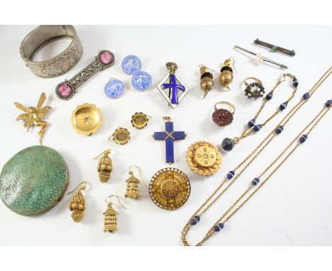 A QUANTITY OF JEWELLERY including an enamel and silver gilt cross brooch, a lapis lazuli and gold chain necklace and bracelet