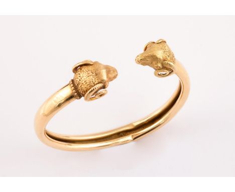 A GOLD RAM'S HEAD BANGLE internal measurements 5.5 x 5.0cm., 15.5 grams
