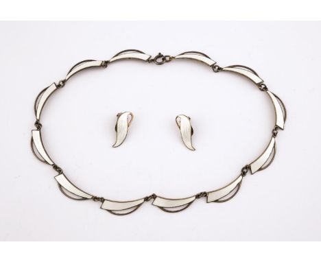 A NORWEGIAN ENAMEL AND SILVER NECKLACE mounted with white enamel in silver gilt, stamped Norway Sterling 925 S to the reverse