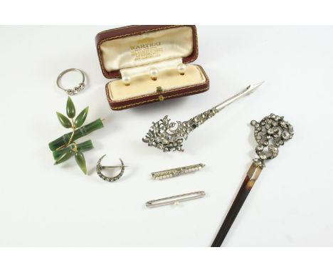 A QUANTITY OF JEWELLERY including a cased set of three 18ct gold and cultured pearl dress buttons, a paste and tortoiseshell 