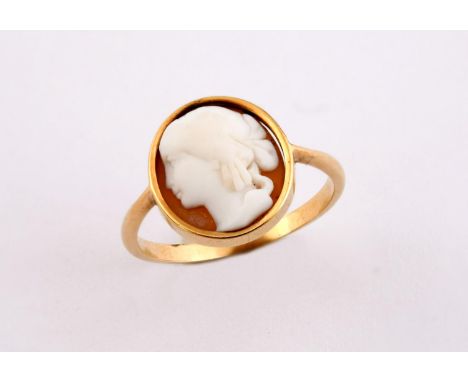 A FRENCH CARVED HARDSTONE CAMEO RING depicting the head and shoulders of a classical woman, with French marks, including the 