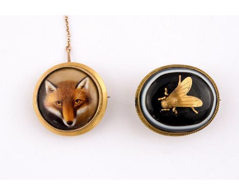 AN ENAMEL AND GOLD FOX MASK BROOCH circular, 3.0cm dia., together with a banded agate brooch mounted with a gold insect, 3.4c