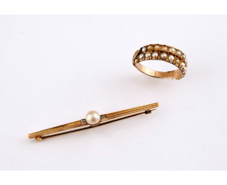 A GEORGIAN GOLD AND PEARL SET TWO ROW RING mounted with half pearls, with gold foliate embossed decoration to each shoulder, 