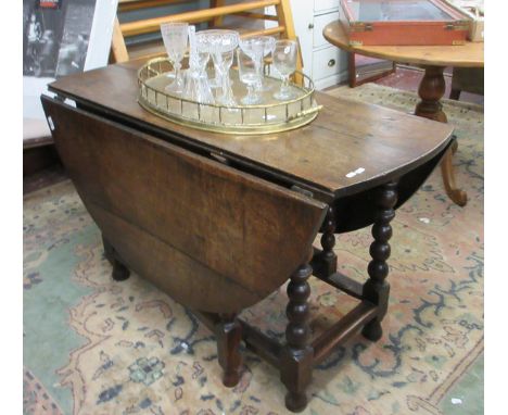 Early oak gate-leg table