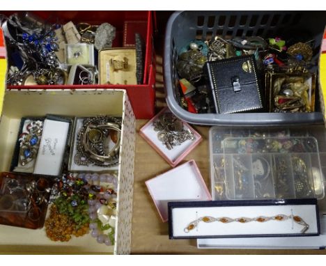 Quantity of vintage costume jewellery, etc.