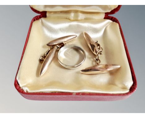 A 9ct white gold wedding band and a pair of 9ct yellow gold torpedo shaped cufflinks 