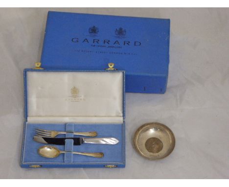 A Garrard silver christening set, comprising of a silver fork and spoon, hallmarked Sheffield and a mother of pearl handled k