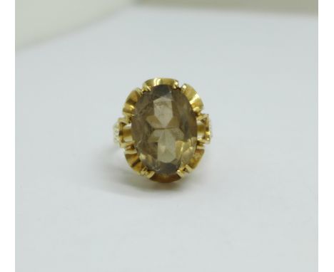 A 9ct gold and smoky quartz ring, 3.8g, K 