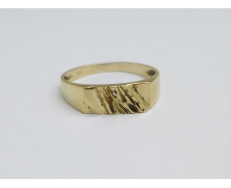 A 9ct gold Modernist style ring, 1.9g, S 