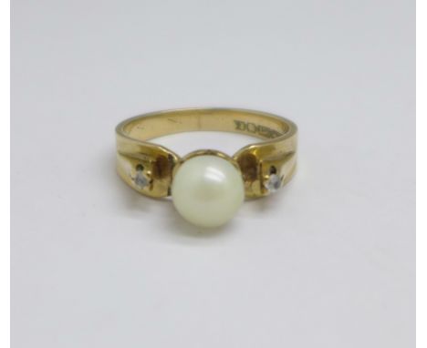 A 9ct gold and pearl ring, 3.3g, M 