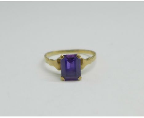 A 9ct gold and purple stone ring, 1.7g, N 