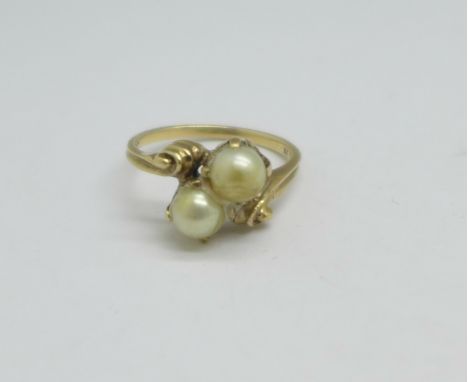 A 10ct gold crossover pearl ring, 2.5g, L 