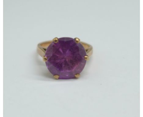 A 9ct gold and pink stone ring, 3.7g, I 