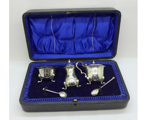 A three piece silver cruet set, Sheffield 1913/14, 102g, cased, (one blue glass liner) 