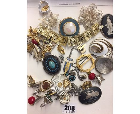 A selection of miscellaneous costume jewellery to include silver filigree brooches, mixed clip earrings, tigers eye bracelet,