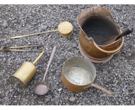 MIXED LOT OF BRASS AND COPPER INCLUDING A HELMET SHAPED COPPER COAL SCUTTLE, COOKING PAN, LADLE, CHESTNUT ROASTER AND OTHER I