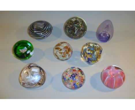 A COLLECTION OF NINE PAPERWEIGHTS INCLUDING CAITHNESS SCOTLAND JUBILEE ROSE - ROYAL MINT 490-2002, GOZO PEBBLE, JALAMA GLASS 