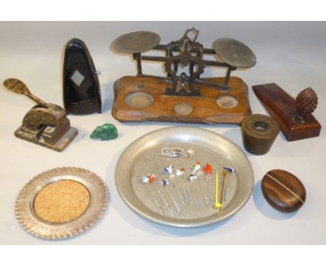 MIXED LOT INCLUDING SMALL SCALES MOUNTED ON AN OAK CASE, A WITTNER METRONOME, A SET OF FIVE GRADUATED BRASS MEASURES, SILVER 
