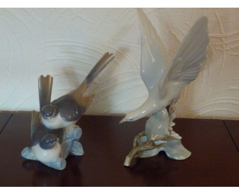 LLADRO PORCELAIN GROUP OF TWO LONG-TAIL BIRDS (H: 17 cm) AND A LLADRO MODEL OF A DOVE (H: 29 cm) [2]