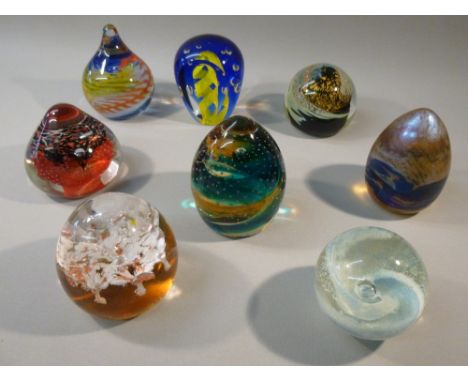 EIGHT GLASS PAPERWEIGHTS INCLUDING CAITHNESS - ADMIRER C22024, DASH U65363, RAIN DANCE D24783 AND SPIRAL RHYTHM 86-500. ALSO 