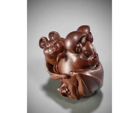 KENJI: A FINE CONTEMPORARY WOOD NETSUKE OF A BAT WITH YOUNGBy Kenji Abe (born 1947), signed Kenji 賢次Japan, Tokyo, 20th centur